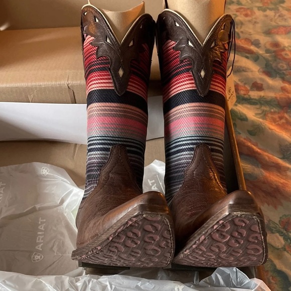 NIB Ariat Wood Bottom Circuit Serape Boots - Picture 5 of 8